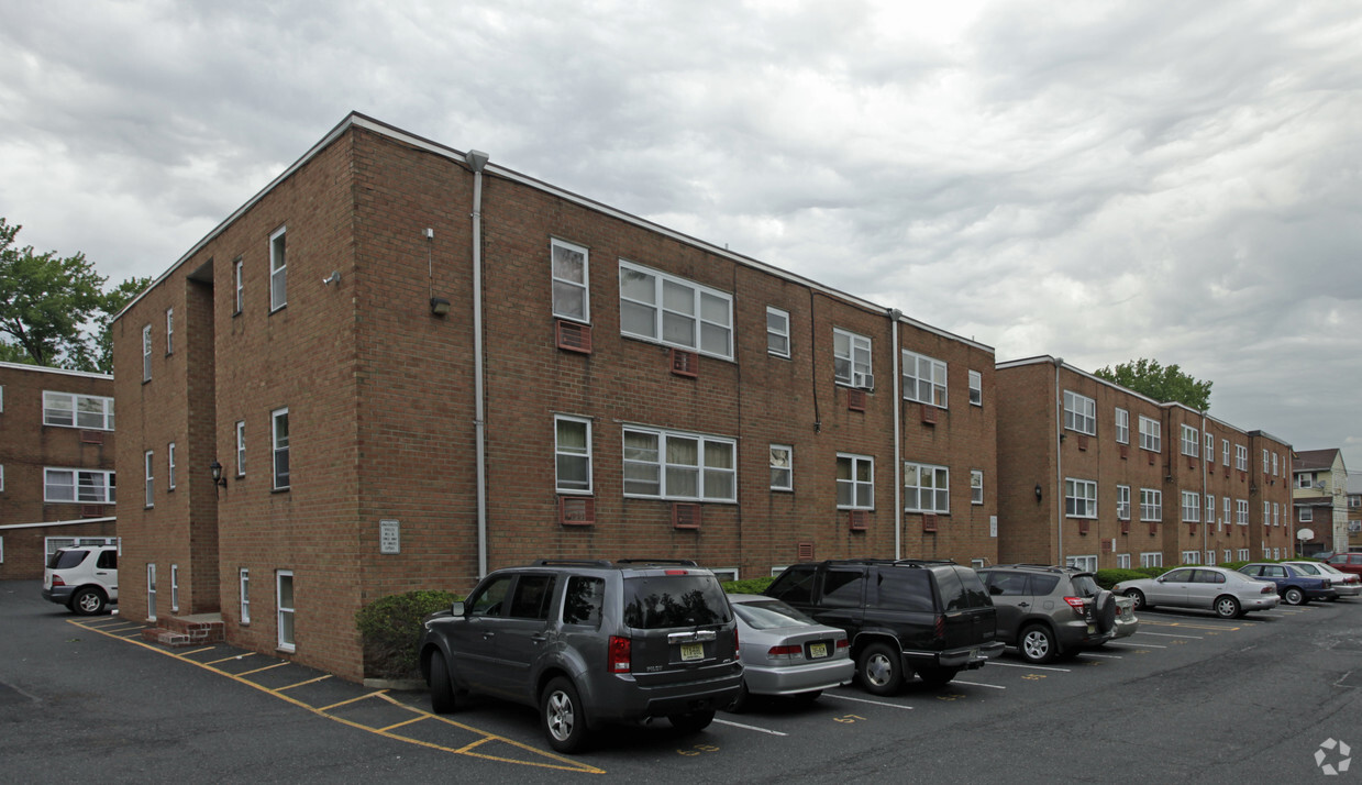 Foto del edificio - 55 Teaneck Rd Apartments