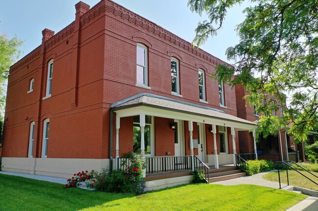 Building Photo - 204 W 5th Ave