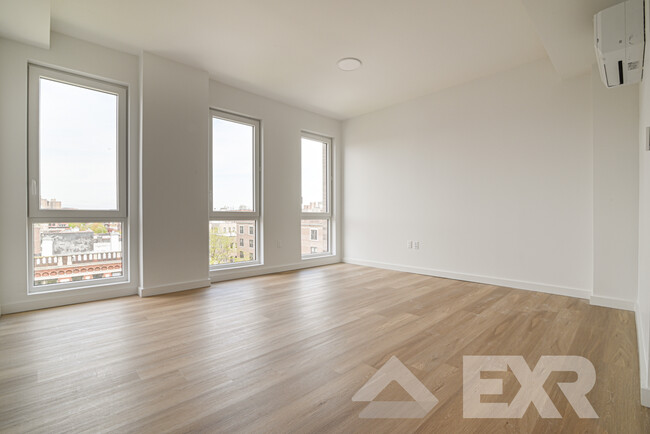 Foto del edificio - 100 Lenox Rd