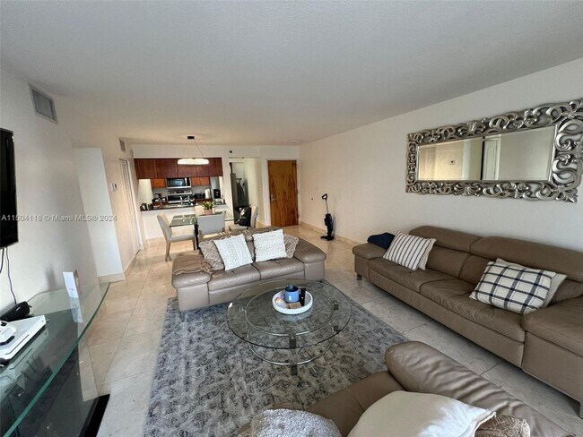 Building Photo - 1200 Brickell Bay Dr