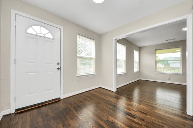 Building Photo - 608 Thomas Ave