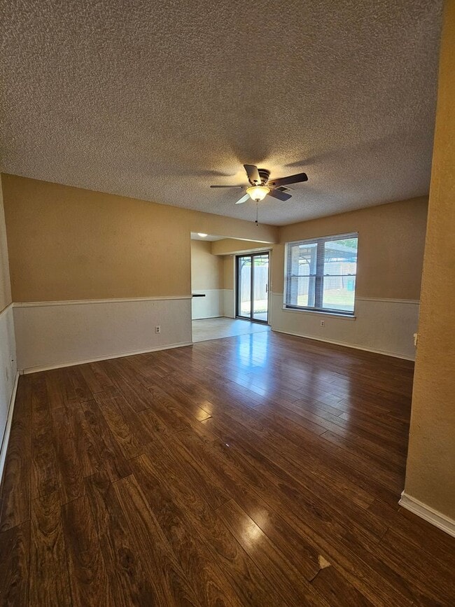 Building Photo - (3) Bed/(2) Bath in Eagle Cliff Addition! ...