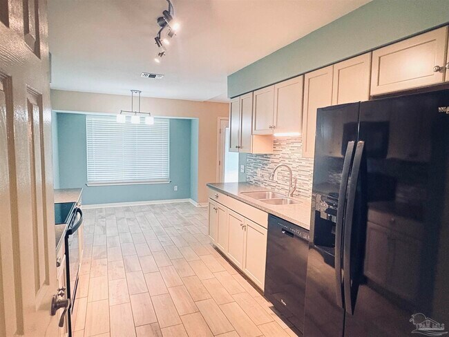 Foto del edificio - 10621 Creek Ridge Dr