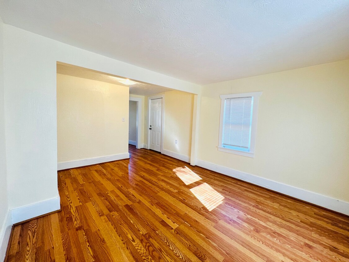 Primary Photo - Four bed/1 Bath House Close to Down Town D...