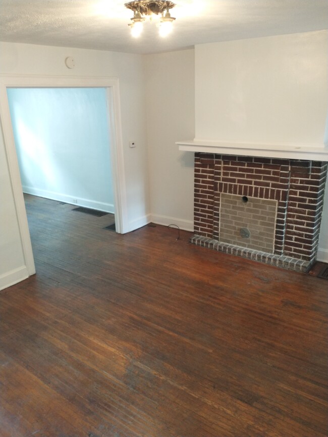 Building Photo - 404 E Lane Ave