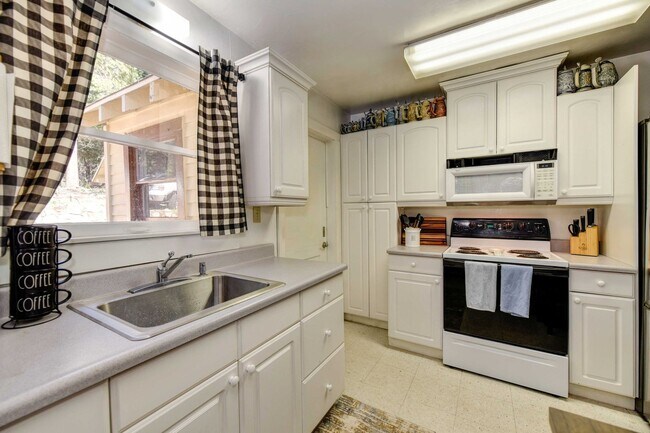 Foto del edificio - Adorable Home Available June 26th!