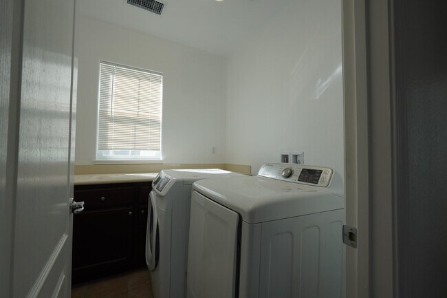 Foto del edificio - 779 N Plumas Dr