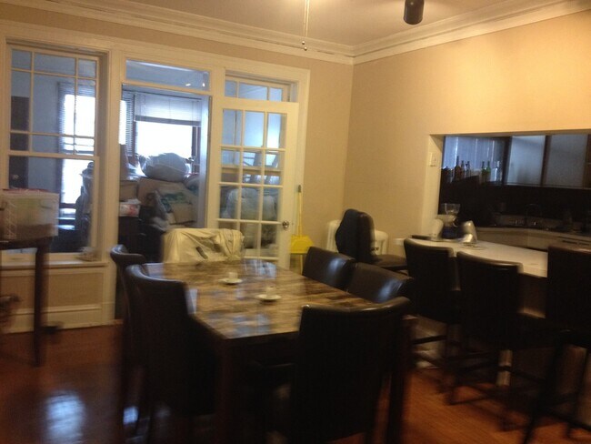 Building Photo - Uptown - 2 Bed / 2 Bath - Heat Included - Dog Friendly