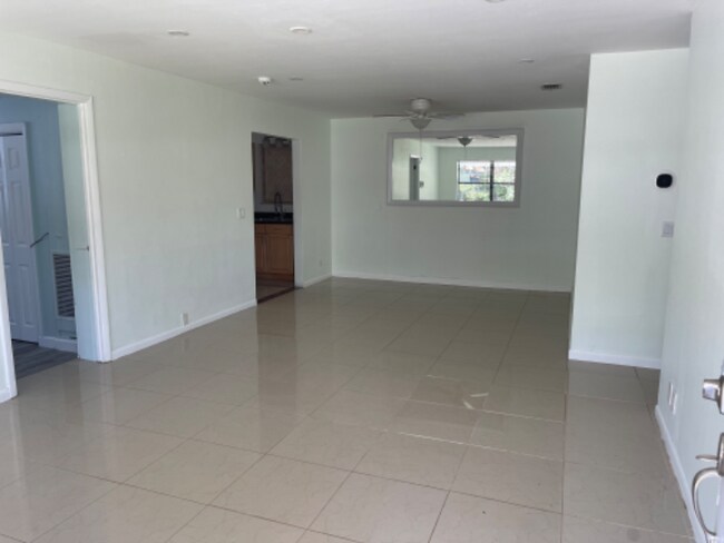 Building Photo - 161 SE 28th Ct