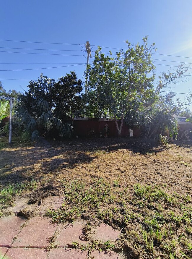 Building Photo - Spacious 3 Bedroom, 2 Bath Single Family Home