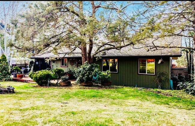 Foto del edificio - 3 Bdrm, 3 Bath home in Lynnewood with Gourmet Kitchen, 3 miles to Sky Lakes Medical Ctr and OIT