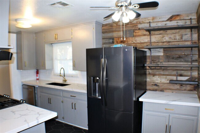 Foto del edificio - Charming Riverside Home on Hillside Avenue!