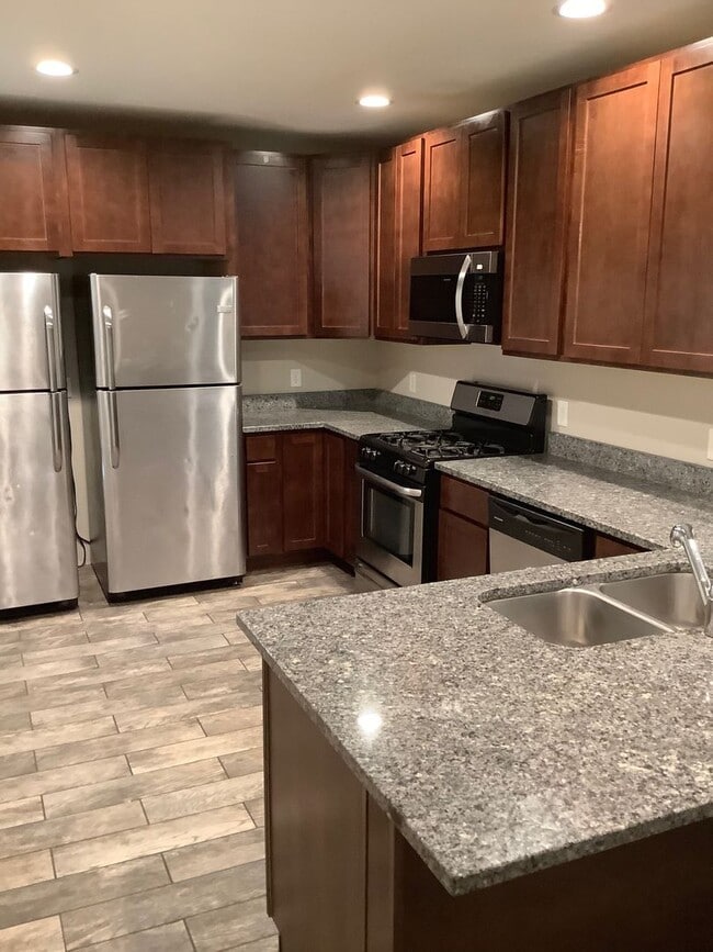 Building Photo - Updated 8 Bedroom house in Dinkytown!