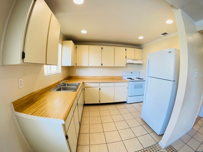 Building Photo - 6804 N Armenia Ave