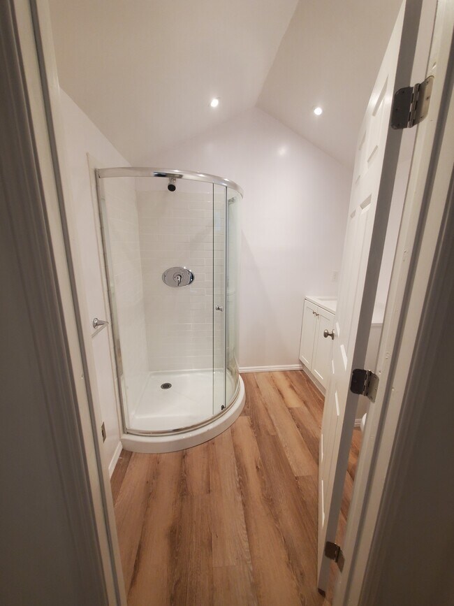 baño de tamaño completo - 437 W Regent St