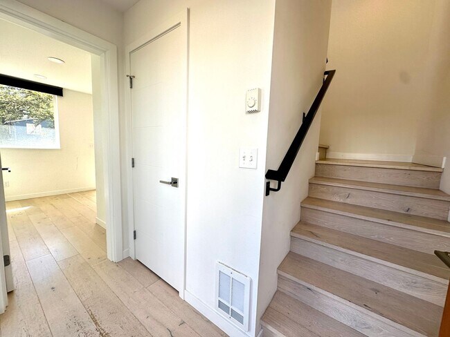 Building Photo - Modern Townhouse w/Rooftop Deck