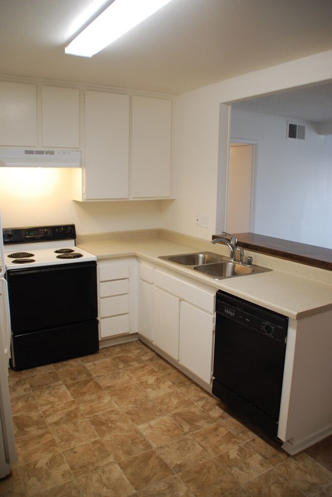 Building Photo - Spacious 2-bedroom 1-bathroom upstairs condo with Balcony/Garage