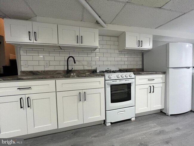 Building Photo - 138 W Sharpnack St