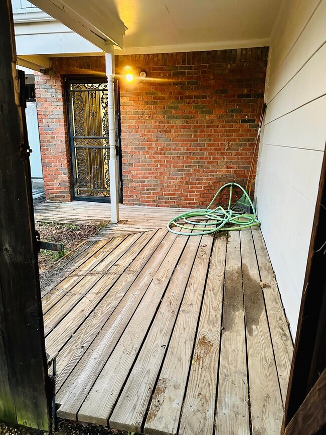 Entrada frontal privada cercada - 3637 Haughton Ln