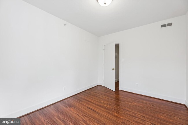Foto del edificio - 1537 N Colonial Terrace