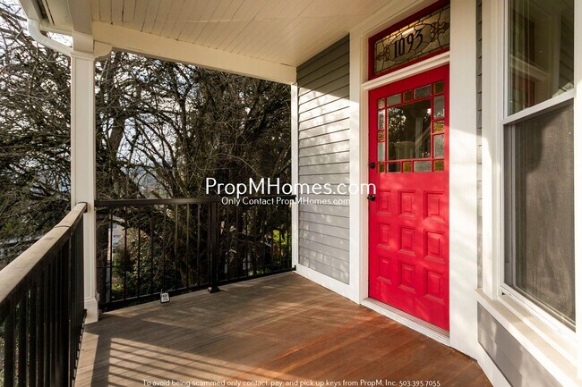 Foto del edificio - Updated Lair Hill Victorian with Willamette River & Mt Hood Views!