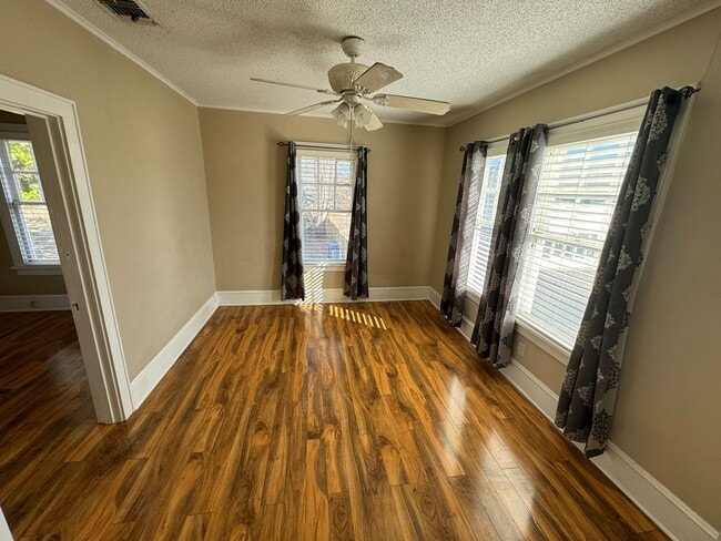 Building Photo - Beautifully Updated Highland Garage Apartment