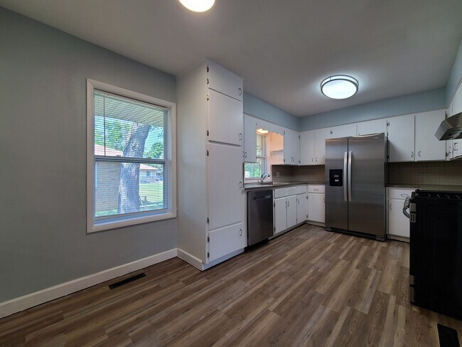 Foto del edificio - Spacious 4-Bed, 2-Bath Updated Home in Ben...
