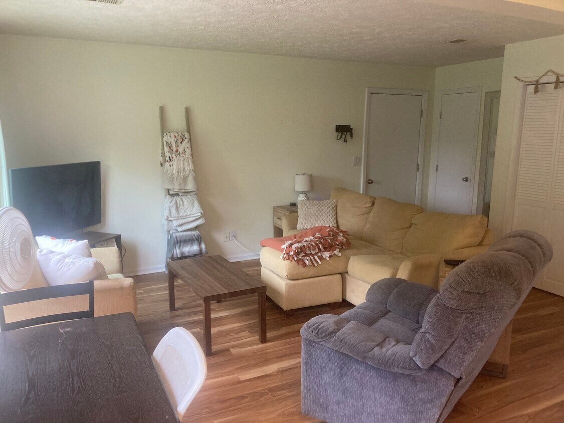 308 N Emmons St Unit 1, Saint Johns, MI 48879 Apartments in Saint