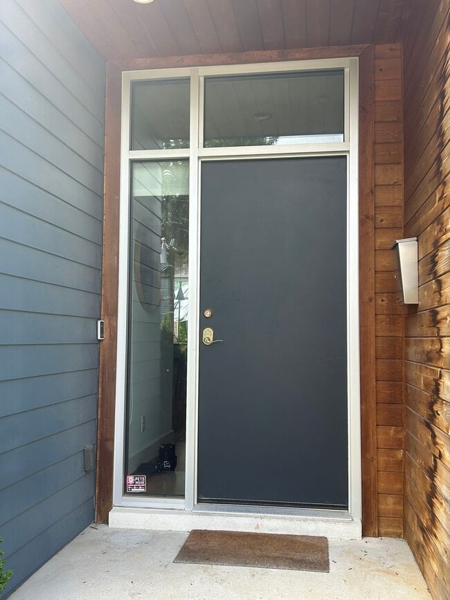 Building Photo - Modern 3 Bed 3 Bath Highlands Home