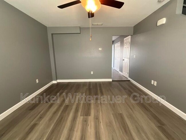 Building Photo - 700 Fountain View Dr