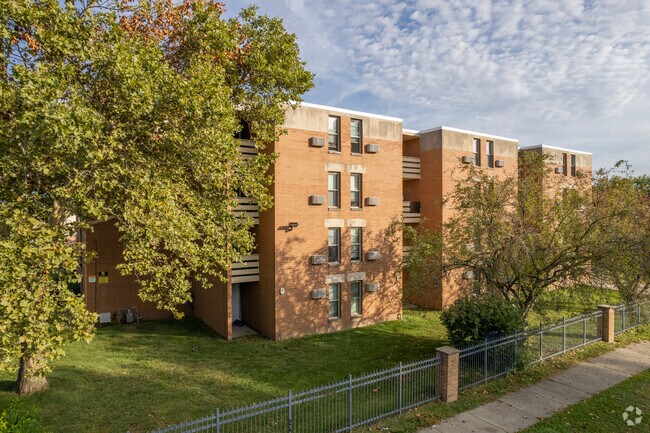 Building Photo - 817 N Ontario St