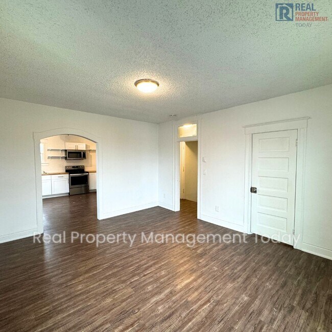 Building Photo - Large 1,550 square foot 2 Bedroom and 1 Ba...