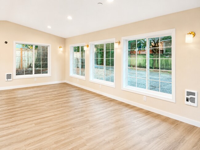 Foto del edificio - Beautifully Remodeled Home in Prime Kirkland Location | Designer Finishes | Spacious Layout | Top...