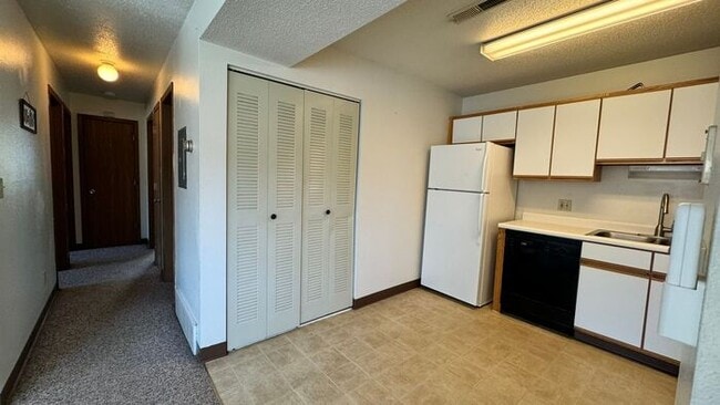 Building Photo - $1,350 | 3 Bedroom, 1 Bathroom Apartment |...