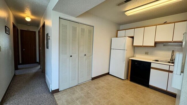 Foto del edificio - $1,350 | 3 Bedroom, 1 Bathroom Apartment |...