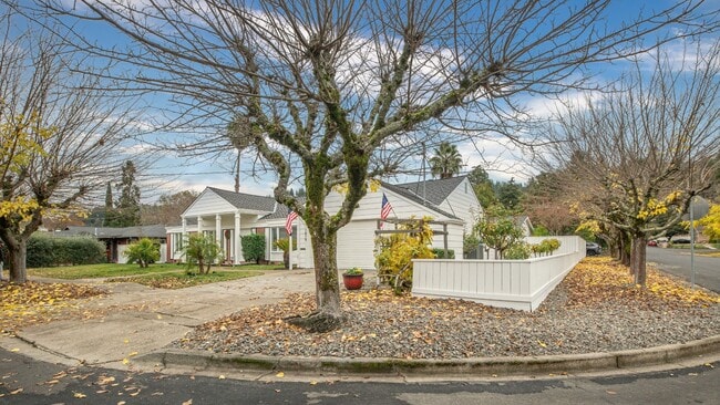 Building Photo - 1819 Cedar St