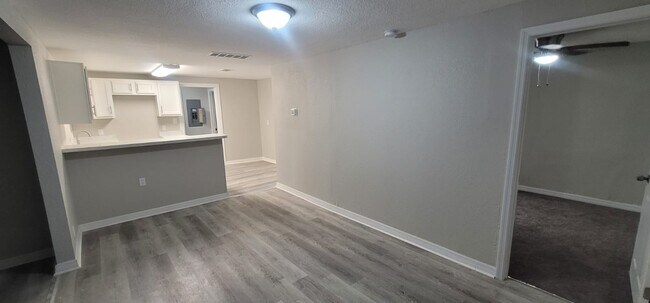 Foto del edificio - 1550 W 32nd St