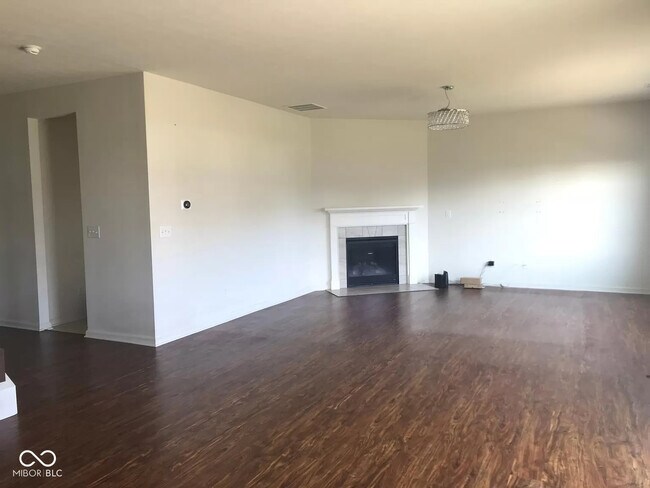 Building Photo - 6075 Meadowview Dr