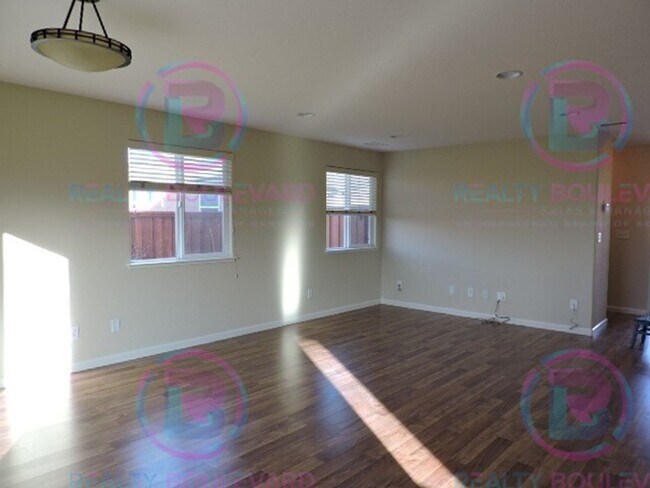 Foto del edificio - Stunning 4-Bedroom Home with Scenic Views ...