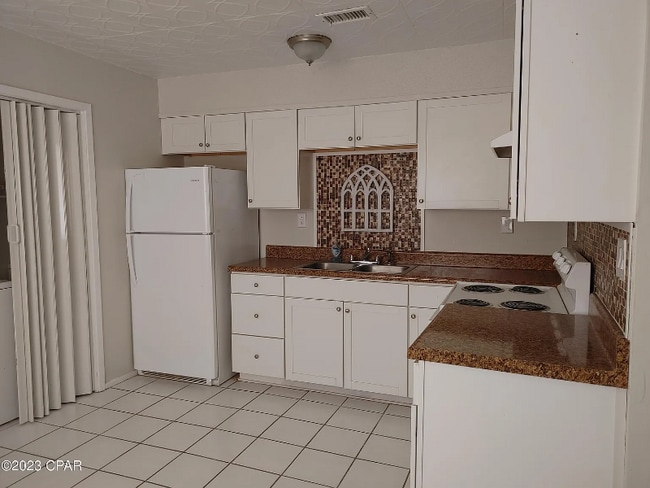 Foto del edificio - 6221 Pinetree Ave