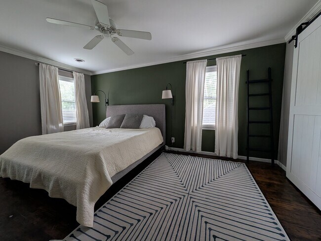 Foto del edificio - 400 Bradley Ct