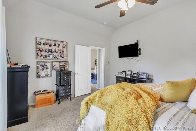 Foto del edificio - Beautiful 4 Bed 2 Bath Home with 2 car gar...