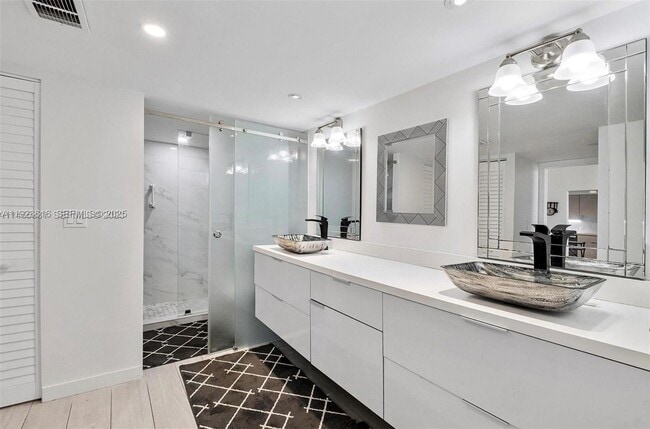 Foto del edificio - 100 Bayview Dr