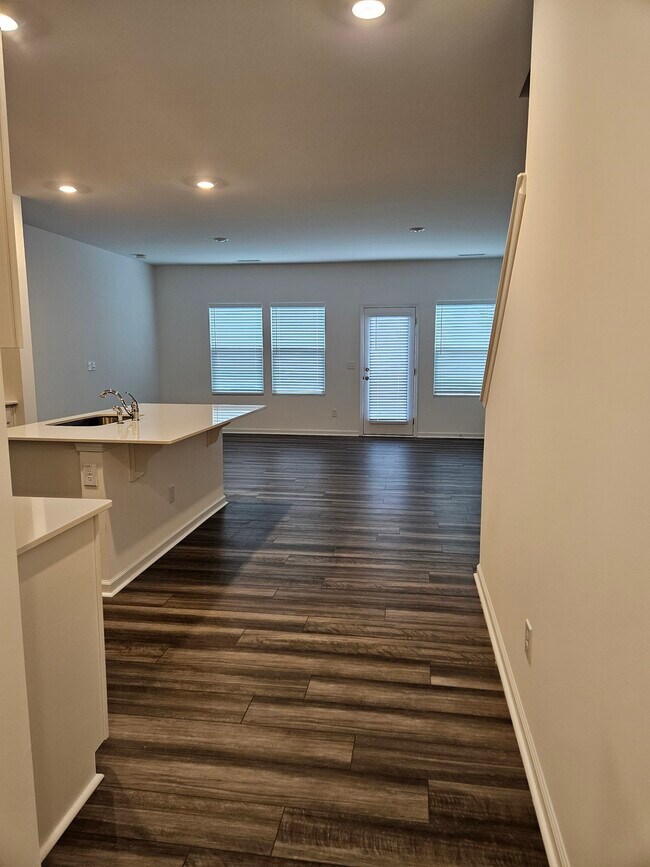 Foto del edificio - 868 Pilot St