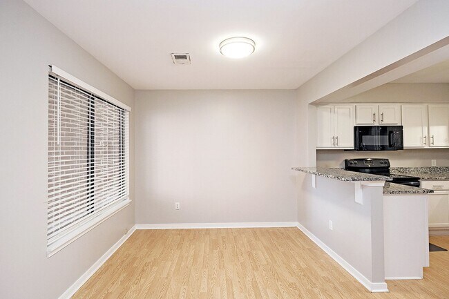 Foto del edificio - Move-in Ready End-Unit Stonehenge Townhome