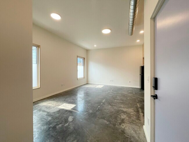Building Photo - 1614 6th Ave