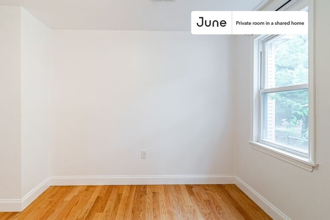 Building Photo - Room in Shared 6 bed/2 bath home