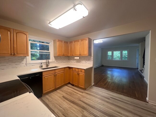 Building Photo - 11 E Hills Dr