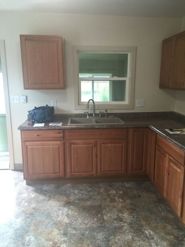 Building Photo - Lovely 2 Bedroom Home with Exterior Shop!