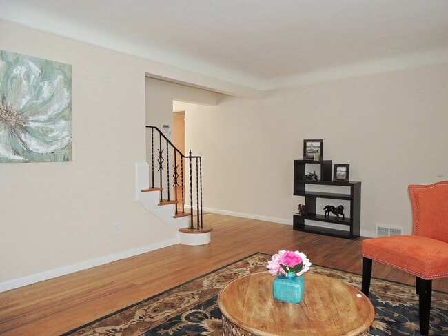 Building Photo - 3 Bed - 2 Full Bath Cape Cod for Rent in E...